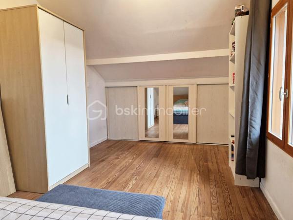 À Limay, découvrez cette charmante maison en pierre pleine d’authenticité, entièrement rénovée, offrant environ 60 m² au sol sur une parcelle de 283 m² avec jardin, garage et cave.

Vous rêvez de quitter votre appartement, de ne plus payer de charges de copropriété ou d’appels de fonds ? Cette maison individuelle est l’alternative idéale pour profiter enfin de votre propre extérieur et d’un cadre de vie plus serein.

Dès l’entrée, vous serez séduit par une agréable pièce de vie lumineuse d’environ 26 m² avec cuisine ouverte, aménagée et équipée, parfaite pour partager des moments conviviaux en famille ou entre amis. Le rez-de-chaussée dispose également d’une salle d’eau avec WC.

À l’étage, un palier dessert deux chambres mansardées pleines de charme, créant une atmosphère chaleureuse et cocooning.

En complément, vous bénéficierez :
    • d’un grand garage attenant d’environ 25 m² pouvant être aménagé selon vos besoins (atelier, espace de télétravail, chambre supplémentaire…),
    • d’une superbe cave voûtée en pierres apparentes d’environ 22 m²,
    • de plusieurs possibilités de stationnement sur la parcelle.

Les atouts :
✔ Maison individuelle sans copropriété
✔ Maison entièrement rénovée en 2014
✔ Jardin agréable et facile d’entretien
✔ Deux VMC
✔ Fort potentiel d’aménagement
✔ Charme de la pierre et cachet de l’ancien

Une maison chaleureuse et évolutive, idéale pour un premier achat, un couple ou une petite famille.

À visiter sans tarder !