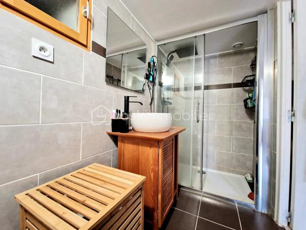 À Limay, découvrez cette charmante maison en pierre pleine d’authenticité, entièrement rénovée, offrant environ 60 m² au sol sur une parcelle de 283 m² avec jardin, garage et cave.

Vous rêvez de quitter votre appartement, de ne plus payer de charges de copropriété ou d’appels de fonds ? Cette maison individuelle est l’alternative idéale pour profiter enfin de votre propre extérieur et d’un cadre de vie plus serein.

Dès l’entrée, vous serez séduit par une agréable pièce de vie lumineuse d’environ 26 m² avec cuisine ouverte, aménagée et équipée, parfaite pour partager des moments conviviaux en famille ou entre amis. Le rez-de-chaussée dispose également d’une salle d’eau avec WC.

À l’étage, un palier dessert deux chambres mansardées pleines de charme, créant une atmosphère chaleureuse et cocooning.

En complément, vous bénéficierez :
    • d’un grand garage attenant d’environ 25 m² pouvant être aménagé selon vos besoins (atelier, espace de télétravail, chambre supplémentaire…),
    • d’une superbe cave voûtée en pierres apparentes d’environ 22 m²,
    • de plusieurs possibilités de stationnement sur la parcelle.

Les atouts :
✔ Maison individuelle sans copropriété
✔ Maison entièrement rénovée en 2014
✔ Jardin agréable et facile d’entretien
✔ Deux VMC
✔ Fort potentiel d’aménagement
✔ Charme de la pierre et cachet de l’ancien

Une maison chaleureuse et évolutive, idéale pour un premier achat, un couple ou une petite famille.

À visiter sans tarder !