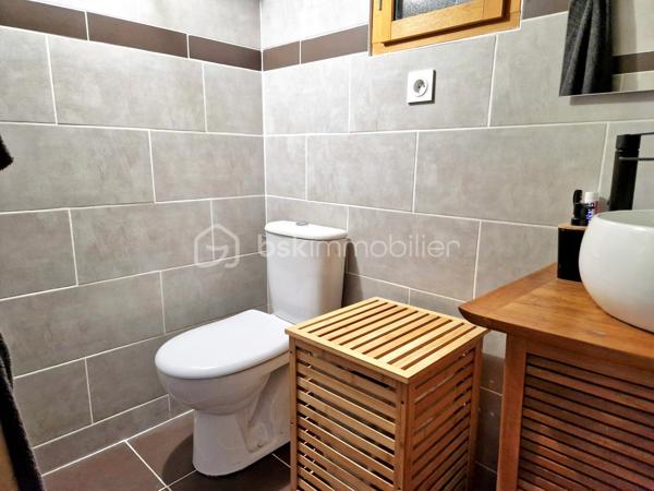 À Limay, découvrez cette charmante maison en pierre pleine d’authenticité, entièrement rénovée, offrant environ 60 m² au sol sur une parcelle de 283 m² avec jardin, garage et cave.

Vous rêvez de quitter votre appartement, de ne plus payer de charges de copropriété ou d’appels de fonds ? Cette maison individuelle est l’alternative idéale pour profiter enfin de votre propre extérieur et d’un cadre de vie plus serein.

Dès l’entrée, vous serez séduit par une agréable pièce de vie lumineuse d’environ 26 m² avec cuisine ouverte, aménagée et équipée, parfaite pour partager des moments conviviaux en famille ou entre amis. Le rez-de-chaussée dispose également d’une salle d’eau avec WC.

À l’étage, un palier dessert deux chambres mansardées pleines de charme, créant une atmosphère chaleureuse et cocooning.

En complément, vous bénéficierez :
    • d’un grand garage attenant d’environ 25 m² pouvant être aménagé selon vos besoins (atelier, espace de télétravail, chambre supplémentaire…),
    • d’une superbe cave voûtée en pierres apparentes d’environ 22 m²,
    • de plusieurs possibilités de stationnement sur la parcelle.

Les atouts :
✔ Maison individuelle sans copropriété
✔ Maison entièrement rénovée en 2014
✔ Jardin agréable et facile d’entretien
✔ Deux VMC
✔ Fort potentiel d’aménagement
✔ Charme de la pierre et cachet de l’ancien

Une maison chaleureuse et évolutive, idéale pour un premier achat, un couple ou une petite famille.

À visiter sans tarder !