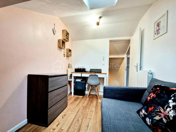 À Limay, découvrez cette charmante maison en pierre pleine d’authenticité, entièrement rénovée, offrant environ 60 m² au sol sur une parcelle de 283 m² avec jardin, garage et cave.

Vous rêvez de quitter votre appartement, de ne plus payer de charges de copropriété ou d’appels de fonds ? Cette maison individuelle est l’alternative idéale pour profiter enfin de votre propre extérieur et d’un cadre de vie plus serein.

Dès l’entrée, vous serez séduit par une agréable pièce de vie lumineuse d’environ 26 m² avec cuisine ouverte, aménagée et équipée, parfaite pour partager des moments conviviaux en famille ou entre amis. Le rez-de-chaussée dispose également d’une salle d’eau avec WC.

À l’étage, un palier dessert deux chambres mansardées pleines de charme, créant une atmosphère chaleureuse et cocooning.

En complément, vous bénéficierez :
    • d’un grand garage attenant d’environ 25 m² pouvant être aménagé selon vos besoins (atelier, espace de télétravail, chambre supplémentaire…),
    • d’une superbe cave voûtée en pierres apparentes d’environ 22 m²,
    • de plusieurs possibilités de stationnement sur la parcelle.

Les atouts :
✔ Maison individuelle sans copropriété
✔ Maison entièrement rénovée en 2014
✔ Jardin agréable et facile d’entretien
✔ Deux VMC
✔ Fort potentiel d’aménagement
✔ Charme de la pierre et cachet de l’ancien

Une maison chaleureuse et évolutive, idéale pour un premier achat, un couple ou une petite famille.

À visiter sans tarder !