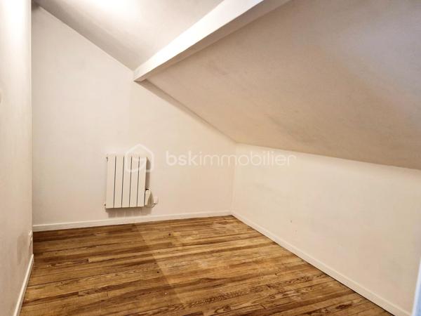 À Limay, découvrez cette charmante maison en pierre pleine d’authenticité, entièrement rénovée, offrant environ 60 m² au sol sur une parcelle de 283 m² avec jardin, garage et cave.

Vous rêvez de quitter votre appartement, de ne plus payer de charges de copropriété ou d’appels de fonds ? Cette maison individuelle est l’alternative idéale pour profiter enfin de votre propre extérieur et d’un cadre de vie plus serein.

Dès l’entrée, vous serez séduit par une agréable pièce de vie lumineuse d’environ 26 m² avec cuisine ouverte, aménagée et équipée, parfaite pour partager des moments conviviaux en famille ou entre amis. Le rez-de-chaussée dispose également d’une salle d’eau avec WC.

À l’étage, un palier dessert deux chambres mansardées pleines de charme, créant une atmosphère chaleureuse et cocooning.

En complément, vous bénéficierez :
    • d’un grand garage attenant d’environ 25 m² pouvant être aménagé selon vos besoins (atelier, espace de télétravail, chambre supplémentaire…),
    • d’une superbe cave voûtée en pierres apparentes d’environ 22 m²,
    • de plusieurs possibilités de stationnement sur la parcelle.

Les atouts :
✔ Maison individuelle sans copropriété
✔ Maison entièrement rénovée en 2014
✔ Jardin agréable et facile d’entretien
✔ Deux VMC
✔ Fort potentiel d’aménagement
✔ Charme de la pierre et cachet de l’ancien

Une maison chaleureuse et évolutive, idéale pour un premier achat, un couple ou une petite famille.

À visiter sans tarder !