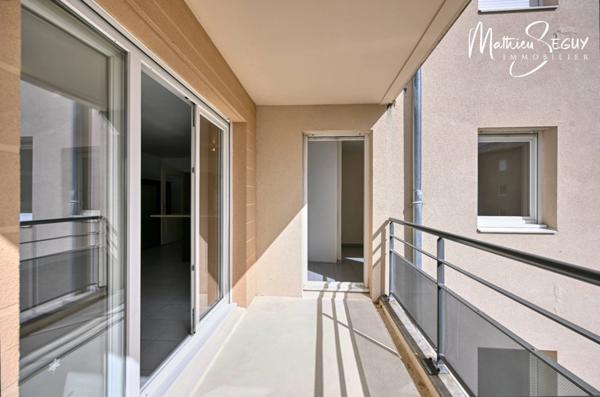 Craponne - Appartement T2 avec terrasse et place de stationnement extérieur