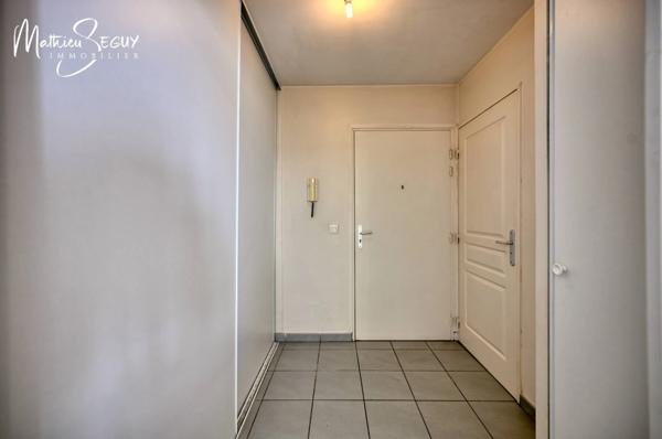 Craponne - Appartement T2 avec terrasse et place de stationnement extérieur