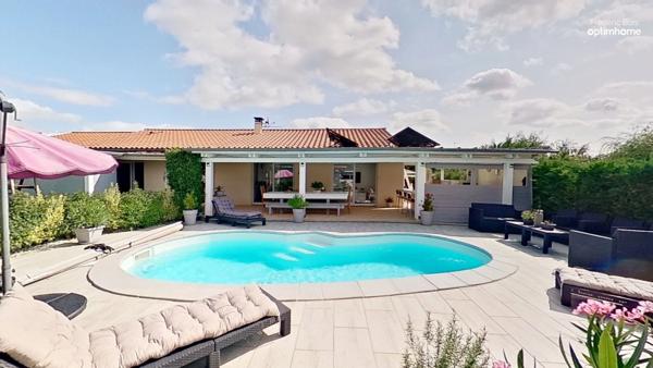 Grande maison avec piscine, cuisine d'été et espaces de vie exceptionnels.