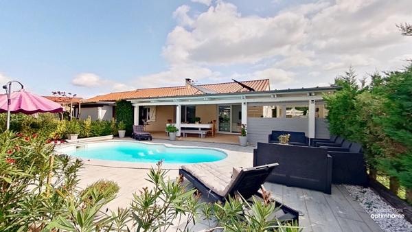 Grande maison avec piscine, cuisine d'été et espaces de vie exceptionnels.