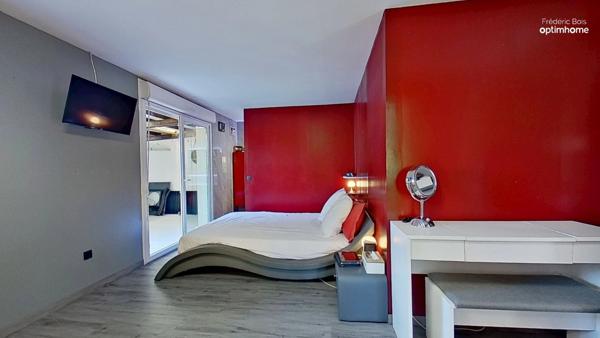 Grande maison avec piscine, cuisine d'été et espaces de vie exceptionnels.