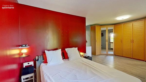 Grande maison avec piscine, cuisine d'été et espaces de vie exceptionnels.