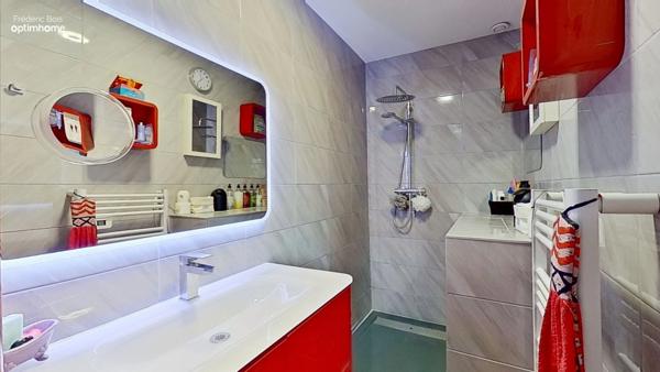 Grande maison avec piscine, cuisine d'été et espaces de vie exceptionnels.