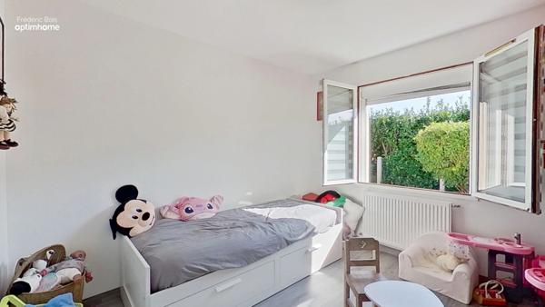 Grande maison avec piscine, cuisine d'été et espaces de vie exceptionnels.