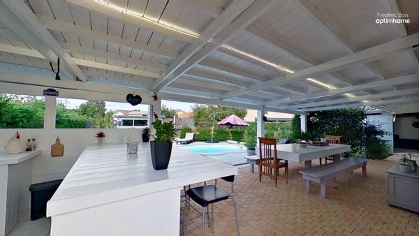 Grande maison avec piscine, cuisine d'été et espaces de vie exceptionnels.