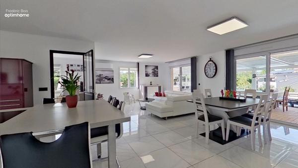 Grande maison avec piscine, cuisine d'été et espaces de vie exceptionnels.