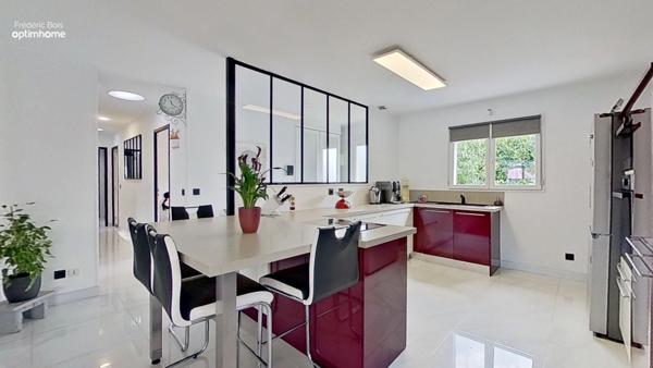 Grande maison avec piscine, cuisine d'été et espaces de vie exceptionnels.