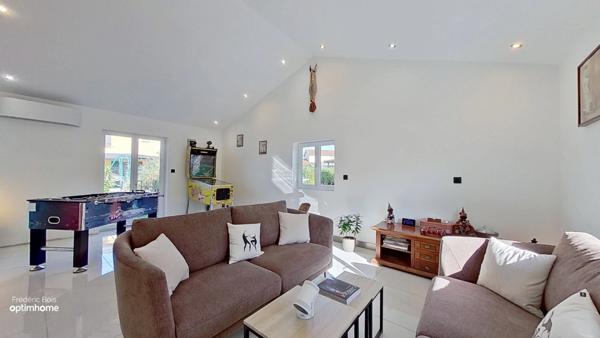 Grande maison avec piscine, cuisine d'été et espaces de vie exceptionnels.