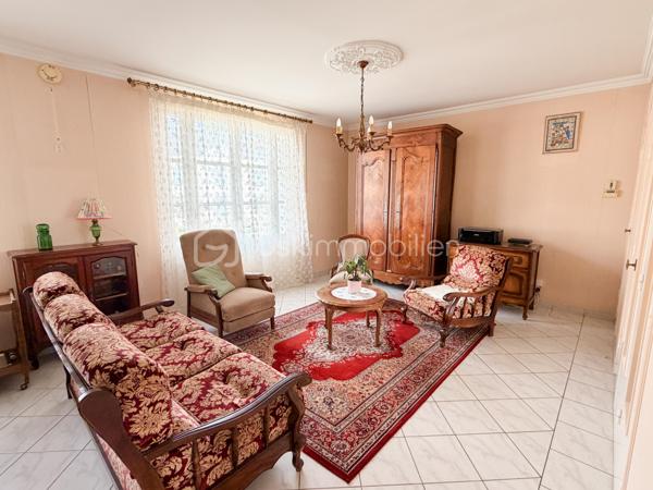 Vous recherchez une maison sur sous-sol avec un beau potentiel de rénovation, idéalement située à 500m du centre et de ses commodités ? Lisez la suite, j'ai peut-être votre future maison...
Nous commencerons la visite par une entrée de 4m2 qui distribue la cuisine de 10m2 qui peut aussi bien être fermée mais aussi semi-ouverte avec ses portes battantes, ouvrant ainsi sur le salon-séjour lumineux de 25m2. Nous poursuivrons la visite avec un wc séparé, une salle d'eau de 4m2 environ et deux chambres de 10 et 11m2. 
Pour la troisième chambre, nous descendrons d'un demi-niveau pour la découvrir, elle fait 12m2 avec placard et donne sur le jardin. 
Belle surprise, en descendant 3 marches supplémentaires, le sous-sol complet vous permettra aisément d'y installer buanderie, arrière cuisine, atelier ou autre mais on y trouvera aussi une deuxième salle d'eau de 4m2 avec un deuxième wc, très pratique pour la 3ème chambre.
Vous souhaitez encore plus de rangement, tout est prévu ! Un garage supplémentaire de 15m2 pouvant accueillir une voiture mais aussi une caravane ou van avec sa hauteur de 2,90m2. 
Pour l'ensemble, des travaux de rénovation sont à prévoir mais la maison est saine et très bien entretenue. La toiture est en ardoises naturelles. Les menuiseries sont en simple vitrage et le mode de chauffage est au fuel. La taxe foncière est de 645€. 
Coté extérieur, vous pourrez profiter en toute tranquillité de la parcelle de 960m2 entièrement close.
Et n'oubliez pas, Saint-Pierre-La-Cour est une commune dynamique de 2300 habitants avec une école privée, une école publique, un collège privé, un pôle enfance jeunesse, mais aussi, médecins, dentiste, kiné, centre de soins infirmiers, ostéopathes, orthophoniste, psychologue, sage-femme,  pharmacie, infirmières libérales ainsi que de nombreuses infrastructures sportives, des commerces (supérette, boulangerie, boucherie, coiffeurs, bar, etc), avec son accès rapide à l'axe Rennes-Laval et à l'autoroute ainsi que sa gare ferroviaire avec ses arrêts quotidiens, à moins de 5 minutes à pied de la maison.