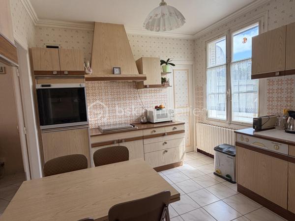 Vous recherchez une maison sur sous-sol avec un beau potentiel de rénovation, idéalement située à 500m du centre et de ses commodités ? Lisez la suite, j'ai peut-être votre future maison...
Nous commencerons la visite par une entrée de 4m2 qui distribue la cuisine de 10m2 qui peut aussi bien être fermée mais aussi semi-ouverte avec ses portes battantes, ouvrant ainsi sur le salon-séjour lumineux de 25m2. Nous poursuivrons la visite avec un wc séparé, une salle d'eau de 4m2 environ et deux chambres de 10 et 11m2. 
Pour la troisième chambre, nous descendrons d'un demi-niveau pour la découvrir, elle fait 12m2 avec placard et donne sur le jardin. 
Belle surprise, en descendant 3 marches supplémentaires, le sous-sol complet vous permettra aisément d'y installer buanderie, arrière cuisine, atelier ou autre mais on y trouvera aussi une deuxième salle d'eau de 4m2 avec un deuxième wc, très pratique pour la 3ème chambre.
Vous souhaitez encore plus de rangement, tout est prévu ! Un garage supplémentaire de 15m2 pouvant accueillir une voiture mais aussi une caravane ou van avec sa hauteur de 2,90m2. 
Pour l'ensemble, des travaux de rénovation sont à prévoir mais la maison est saine et très bien entretenue. La toiture est en ardoises naturelles. Les menuiseries sont en simple vitrage et le mode de chauffage est au fuel. La taxe foncière est de 645€. 
Coté extérieur, vous pourrez profiter en toute tranquillité de la parcelle de 960m2 entièrement close.
Et n'oubliez pas, Saint-Pierre-La-Cour est une commune dynamique de 2300 habitants avec une école privée, une école publique, un collège privé, un pôle enfance jeunesse, mais aussi, médecins, dentiste, kiné, centre de soins infirmiers, ostéopathes, orthophoniste, psychologue, sage-femme,  pharmacie, infirmières libérales ainsi que de nombreuses infrastructures sportives, des commerces (supérette, boulangerie, boucherie, coiffeurs, bar, etc), avec son accès rapide à l'axe Rennes-Laval et à l'autoroute ainsi que sa gare ferroviaire avec ses arrêts quotidiens, à moins de 5 minutes à pied de la maison.