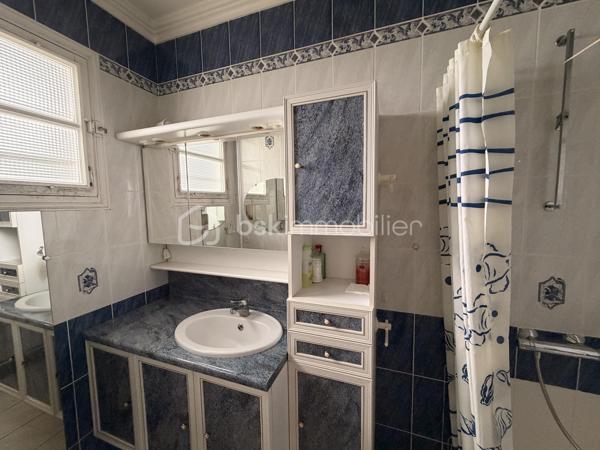 Vous recherchez une maison sur sous-sol avec un beau potentiel de rénovation, idéalement située à 500m du centre et de ses commodités ? Lisez la suite, j'ai peut-être votre future maison...
Nous commencerons la visite par une entrée de 4m2 qui distribue la cuisine de 10m2 qui peut aussi bien être fermée mais aussi semi-ouverte avec ses portes battantes, ouvrant ainsi sur le salon-séjour lumineux de 25m2. Nous poursuivrons la visite avec un wc séparé, une salle d'eau de 4m2 environ et deux chambres de 10 et 11m2. 
Pour la troisième chambre, nous descendrons d'un demi-niveau pour la découvrir, elle fait 12m2 avec placard et donne sur le jardin. 
Belle surprise, en descendant 3 marches supplémentaires, le sous-sol complet vous permettra aisément d'y installer buanderie, arrière cuisine, atelier ou autre mais on y trouvera aussi une deuxième salle d'eau de 4m2 avec un deuxième wc, très pratique pour la 3ème chambre.
Vous souhaitez encore plus de rangement, tout est prévu ! Un garage supplémentaire de 15m2 pouvant accueillir une voiture mais aussi une caravane ou van avec sa hauteur de 2,90m2. 
Pour l'ensemble, des travaux de rénovation sont à prévoir mais la maison est saine et très bien entretenue. La toiture est en ardoises naturelles. Les menuiseries sont en simple vitrage et le mode de chauffage est au fuel. La taxe foncière est de 645€. 
Coté extérieur, vous pourrez profiter en toute tranquillité de la parcelle de 960m2 entièrement close.
Et n'oubliez pas, Saint-Pierre-La-Cour est une commune dynamique de 2300 habitants avec une école privée, une école publique, un collège privé, un pôle enfance jeunesse, mais aussi, médecins, dentiste, kiné, centre de soins infirmiers, ostéopathes, orthophoniste, psychologue, sage-femme,  pharmacie, infirmières libérales ainsi que de nombreuses infrastructures sportives, des commerces (supérette, boulangerie, boucherie, coiffeurs, bar, etc), avec son accès rapide à l'axe Rennes-Laval et à l'autoroute ainsi que sa gare ferroviaire avec ses arrêts quotidiens, à moins de 5 minutes à pied de la maison.
