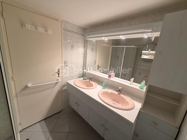 Vous recherchez une maison sur sous-sol avec un beau potentiel de rénovation, idéalement située à 500m du centre et de ses commodités ? Lisez la suite, j'ai peut-être votre future maison...
Nous commencerons la visite par une entrée de 4m2 qui distribue la cuisine de 10m2 qui peut aussi bien être fermée mais aussi semi-ouverte avec ses portes battantes, ouvrant ainsi sur le salon-séjour lumineux de 25m2. Nous poursuivrons la visite avec un wc séparé, une salle d'eau de 4m2 environ et deux chambres de 10 et 11m2. 
Pour la troisième chambre, nous descendrons d'un demi-niveau pour la découvrir, elle fait 12m2 avec placard et donne sur le jardin. 
Belle surprise, en descendant 3 marches supplémentaires, le sous-sol complet vous permettra aisément d'y installer buanderie, arrière cuisine, atelier ou autre mais on y trouvera aussi une deuxième salle d'eau de 4m2 avec un deuxième wc, très pratique pour la 3ème chambre.
Vous souhaitez encore plus de rangement, tout est prévu ! Un garage supplémentaire de 15m2 pouvant accueillir une voiture mais aussi une caravane ou van avec sa hauteur de 2,90m2. 
Pour l'ensemble, des travaux de rénovation sont à prévoir mais la maison est saine et très bien entretenue. La toiture est en ardoises naturelles. Les menuiseries sont en simple vitrage et le mode de chauffage est au fuel. La taxe foncière est de 645€. 
Coté extérieur, vous pourrez profiter en toute tranquillité de la parcelle de 960m2 entièrement close.
Et n'oubliez pas, Saint-Pierre-La-Cour est une commune dynamique de 2300 habitants avec une école privée, une école publique, un collège privé, un pôle enfance jeunesse, mais aussi, médecins, dentiste, kiné, centre de soins infirmiers, ostéopathes, orthophoniste, psychologue, sage-femme,  pharmacie, infirmières libérales ainsi que de nombreuses infrastructures sportives, des commerces (supérette, boulangerie, boucherie, coiffeurs, bar, etc), avec son accès rapide à l'axe Rennes-Laval et à l'autoroute ainsi que sa gare ferroviaire avec ses arrêts quotidiens, à moins de 5 minutes à pied de la maison.