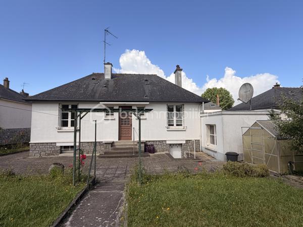 Vous recherchez une maison sur sous-sol avec un beau potentiel de rénovation, idéalement située à 500m du centre et de ses commodités ? Lisez la suite, j'ai peut-être votre future maison...
Nous commencerons la visite par une entrée de 4m2 qui distribue la cuisine de 10m2 qui peut aussi bien être fermée mais aussi semi-ouverte avec ses portes battantes, ouvrant ainsi sur le salon-séjour lumineux de 25m2. Nous poursuivrons la visite avec un wc séparé, une salle d'eau de 4m2 environ et deux chambres de 10 et 11m2. 
Pour la troisième chambre, nous descendrons d'un demi-niveau pour la découvrir, elle fait 12m2 avec placard et donne sur le jardin. 
Belle surprise, en descendant 3 marches supplémentaires, le sous-sol complet vous permettra aisément d'y installer buanderie, arrière cuisine, atelier ou autre mais on y trouvera aussi une deuxième salle d'eau de 4m2 avec un deuxième wc, très pratique pour la 3ème chambre.
Vous souhaitez encore plus de rangement, tout est prévu ! Un garage supplémentaire de 15m2 pouvant accueillir une voiture mais aussi une caravane ou van avec sa hauteur de 2,90m2. 
Pour l'ensemble, des travaux de rénovation sont à prévoir mais la maison est saine et très bien entretenue. La toiture est en ardoises naturelles. Les menuiseries sont en simple vitrage et le mode de chauffage est au fuel. La taxe foncière est de 645€. 
Coté extérieur, vous pourrez profiter en toute tranquillité de la parcelle de 960m2 entièrement close.
Et n'oubliez pas, Saint-Pierre-La-Cour est une commune dynamique de 2300 habitants avec une école privée, une école publique, un collège privé, un pôle enfance jeunesse, mais aussi, médecins, dentiste, kiné, centre de soins infirmiers, ostéopathes, orthophoniste, psychologue, sage-femme,  pharmacie, infirmières libérales ainsi que de nombreuses infrastructures sportives, des commerces (supérette, boulangerie, boucherie, coiffeurs, bar, etc), avec son accès rapide à l'axe Rennes-Laval et à l'autoroute ainsi que sa gare ferroviaire avec ses arrêts quotidiens, à moins de 5 minutes à pied de la maison.