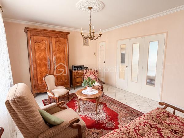 Vous recherchez une maison sur sous-sol avec un beau potentiel de rénovation, idéalement située à 500m du centre et de ses commodités ? Lisez la suite, j'ai peut-être votre future maison...
Nous commencerons la visite par une entrée de 4m2 qui distribue la cuisine de 10m2 qui peut aussi bien être fermée mais aussi semi-ouverte avec ses portes battantes, ouvrant ainsi sur le salon-séjour lumineux de 25m2. Nous poursuivrons la visite avec un wc séparé, une salle d'eau de 4m2 environ et deux chambres de 10 et 11m2. 
Pour la troisième chambre, nous descendrons d'un demi-niveau pour la découvrir, elle fait 12m2 avec placard et donne sur le jardin. 
Belle surprise, en descendant 3 marches supplémentaires, le sous-sol complet vous permettra aisément d'y installer buanderie, arrière cuisine, atelier ou autre mais on y trouvera aussi une deuxième salle d'eau de 4m2 avec un deuxième wc, très pratique pour la 3ème chambre.
Vous souhaitez encore plus de rangement, tout est prévu ! Un garage supplémentaire de 15m2 pouvant accueillir une voiture mais aussi une caravane ou van avec sa hauteur de 2,90m2. 
Pour l'ensemble, des travaux de rénovation sont à prévoir mais la maison est saine et très bien entretenue. La toiture est en ardoises naturelles. Les menuiseries sont en simple vitrage et le mode de chauffage est au fuel. La taxe foncière est de 645€. 
Coté extérieur, vous pourrez profiter en toute tranquillité de la parcelle de 960m2 entièrement close.
Et n'oubliez pas, Saint-Pierre-La-Cour est une commune dynamique de 2300 habitants avec une école privée, une école publique, un collège privé, un pôle enfance jeunesse, mais aussi, médecins, dentiste, kiné, centre de soins infirmiers, ostéopathes, orthophoniste, psychologue, sage-femme,  pharmacie, infirmières libérales ainsi que de nombreuses infrastructures sportives, des commerces (supérette, boulangerie, boucherie, coiffeurs, bar, etc), avec son accès rapide à l'axe Rennes-Laval et à l'autoroute ainsi que sa gare ferroviaire avec ses arrêts quotidiens, à moins de 5 minutes à pied de la maison.