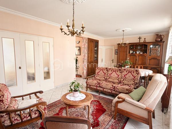 Vous recherchez une maison sur sous-sol avec un beau potentiel de rénovation, idéalement située à 500m du centre et de ses commodités ? Lisez la suite, j'ai peut-être votre future maison...
Nous commencerons la visite par une entrée de 4m2 qui distribue la cuisine de 10m2 qui peut aussi bien être fermée mais aussi semi-ouverte avec ses portes battantes, ouvrant ainsi sur le salon-séjour lumineux de 25m2. Nous poursuivrons la visite avec un wc séparé, une salle d'eau de 4m2 environ et deux chambres de 10 et 11m2. 
Pour la troisième chambre, nous descendrons d'un demi-niveau pour la découvrir, elle fait 12m2 avec placard et donne sur le jardin. 
Belle surprise, en descendant 3 marches supplémentaires, le sous-sol complet vous permettra aisément d'y installer buanderie, arrière cuisine, atelier ou autre mais on y trouvera aussi une deuxième salle d'eau de 4m2 avec un deuxième wc, très pratique pour la 3ème chambre.
Vous souhaitez encore plus de rangement, tout est prévu ! Un garage supplémentaire de 15m2 pouvant accueillir une voiture mais aussi une caravane ou van avec sa hauteur de 2,90m2. 
Pour l'ensemble, des travaux de rénovation sont à prévoir mais la maison est saine et très bien entretenue. La toiture est en ardoises naturelles. Les menuiseries sont en simple vitrage et le mode de chauffage est au fuel. La taxe foncière est de 645€. 
Coté extérieur, vous pourrez profiter en toute tranquillité de la parcelle de 960m2 entièrement close.
Et n'oubliez pas, Saint-Pierre-La-Cour est une commune dynamique de 2300 habitants avec une école privée, une école publique, un collège privé, un pôle enfance jeunesse, mais aussi, médecins, dentiste, kiné, centre de soins infirmiers, ostéopathes, orthophoniste, psychologue, sage-femme,  pharmacie, infirmières libérales ainsi que de nombreuses infrastructures sportives, des commerces (supérette, boulangerie, boucherie, coiffeurs, bar, etc), avec son accès rapide à l'axe Rennes-Laval et à l'autoroute ainsi que sa gare ferroviaire avec ses arrêts quotidiens, à moins de 5 minutes à pied de la maison.