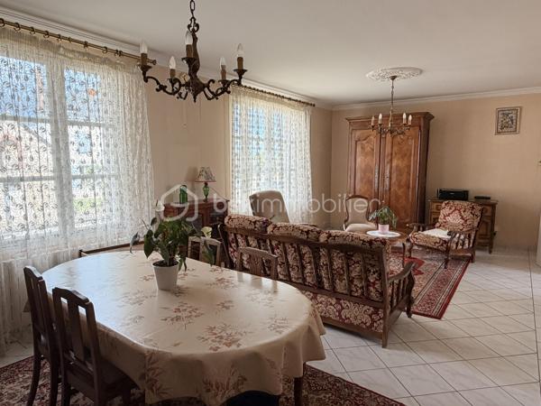 Vous recherchez une maison sur sous-sol avec un beau potentiel de rénovation, idéalement située à 500m du centre et de ses commodités ? Lisez la suite, j'ai peut-être votre future maison...
Nous commencerons la visite par une entrée de 4m2 qui distribue la cuisine de 10m2 qui peut aussi bien être fermée mais aussi semi-ouverte avec ses portes battantes, ouvrant ainsi sur le salon-séjour lumineux de 25m2. Nous poursuivrons la visite avec un wc séparé, une salle d'eau de 4m2 environ et deux chambres de 10 et 11m2. 
Pour la troisième chambre, nous descendrons d'un demi-niveau pour la découvrir, elle fait 12m2 avec placard et donne sur le jardin. 
Belle surprise, en descendant 3 marches supplémentaires, le sous-sol complet vous permettra aisément d'y installer buanderie, arrière cuisine, atelier ou autre mais on y trouvera aussi une deuxième salle d'eau de 4m2 avec un deuxième wc, très pratique pour la 3ème chambre.
Vous souhaitez encore plus de rangement, tout est prévu ! Un garage supplémentaire de 15m2 pouvant accueillir une voiture mais aussi une caravane ou van avec sa hauteur de 2,90m2. 
Pour l'ensemble, des travaux de rénovation sont à prévoir mais la maison est saine et très bien entretenue. La toiture est en ardoises naturelles. Les menuiseries sont en simple vitrage et le mode de chauffage est au fuel. La taxe foncière est de 645€. 
Coté extérieur, vous pourrez profiter en toute tranquillité de la parcelle de 960m2 entièrement close.
Et n'oubliez pas, Saint-Pierre-La-Cour est une commune dynamique de 2300 habitants avec une école privée, une école publique, un collège privé, un pôle enfance jeunesse, mais aussi, médecins, dentiste, kiné, centre de soins infirmiers, ostéopathes, orthophoniste, psychologue, sage-femme,  pharmacie, infirmières libérales ainsi que de nombreuses infrastructures sportives, des commerces (supérette, boulangerie, boucherie, coiffeurs, bar, etc), avec son accès rapide à l'axe Rennes-Laval et à l'autoroute ainsi que sa gare ferroviaire avec ses arrêts quotidiens, à moins de 5 minutes à pied de la maison.