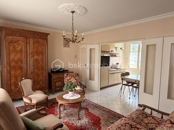 Vous recherchez une maison sur sous-sol avec un beau potentiel de rénovation, idéalement située à 500m du centre et de ses commodités ? Lisez la suite, j'ai peut-être votre future maison...
Nous commencerons la visite par une entrée de 4m2 qui distribue la cuisine de 10m2 qui peut aussi bien être fermée mais aussi semi-ouverte avec ses portes battantes, ouvrant ainsi sur le salon-séjour lumineux de 25m2. Nous poursuivrons la visite avec un wc séparé, une salle d'eau de 4m2 environ et deux chambres de 10 et 11m2. 
Pour la troisième chambre, nous descendrons d'un demi-niveau pour la découvrir, elle fait 12m2 avec placard et donne sur le jardin. 
Belle surprise, en descendant 3 marches supplémentaires, le sous-sol complet vous permettra aisément d'y installer buanderie, arrière cuisine, atelier ou autre mais on y trouvera aussi une deuxième salle d'eau de 4m2 avec un deuxième wc, très pratique pour la 3ème chambre.
Vous souhaitez encore plus de rangement, tout est prévu ! Un garage supplémentaire de 15m2 pouvant accueillir une voiture mais aussi une caravane ou van avec sa hauteur de 2,90m2. 
Pour l'ensemble, des travaux de rénovation sont à prévoir mais la maison est saine et très bien entretenue. La toiture est en ardoises naturelles. Les menuiseries sont en simple vitrage et le mode de chauffage est au fuel. La taxe foncière est de 645€. 
Coté extérieur, vous pourrez profiter en toute tranquillité de la parcelle de 960m2 entièrement close.
Et n'oubliez pas, Saint-Pierre-La-Cour est une commune dynamique de 2300 habitants avec une école privée, une école publique, un collège privé, un pôle enfance jeunesse, mais aussi, médecins, dentiste, kiné, centre de soins infirmiers, ostéopathes, orthophoniste, psychologue, sage-femme,  pharmacie, infirmières libérales ainsi que de nombreuses infrastructures sportives, des commerces (supérette, boulangerie, boucherie, coiffeurs, bar, etc), avec son accès rapide à l'axe Rennes-Laval et à l'autoroute ainsi que sa gare ferroviaire avec ses arrêts quotidiens, à moins de 5 minutes à pied de la maison.