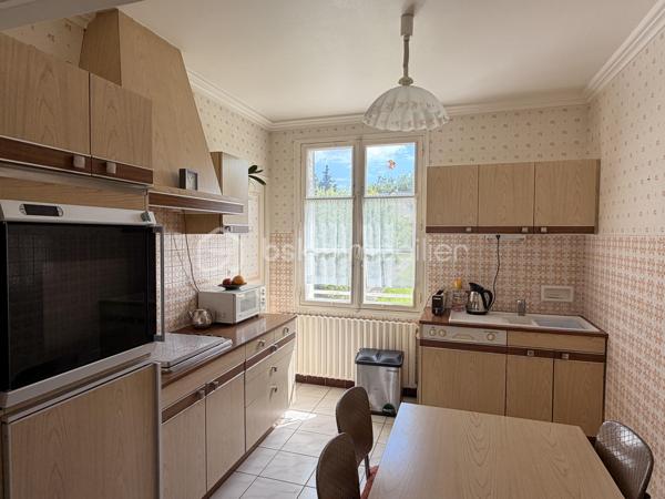 Vous recherchez une maison sur sous-sol avec un beau potentiel de rénovation, idéalement située à 500m du centre et de ses commodités ? Lisez la suite, j'ai peut-être votre future maison...
Nous commencerons la visite par une entrée de 4m2 qui distribue la cuisine de 10m2 qui peut aussi bien être fermée mais aussi semi-ouverte avec ses portes battantes, ouvrant ainsi sur le salon-séjour lumineux de 25m2. Nous poursuivrons la visite avec un wc séparé, une salle d'eau de 4m2 environ et deux chambres de 10 et 11m2. 
Pour la troisième chambre, nous descendrons d'un demi-niveau pour la découvrir, elle fait 12m2 avec placard et donne sur le jardin. 
Belle surprise, en descendant 3 marches supplémentaires, le sous-sol complet vous permettra aisément d'y installer buanderie, arrière cuisine, atelier ou autre mais on y trouvera aussi une deuxième salle d'eau de 4m2 avec un deuxième wc, très pratique pour la 3ème chambre.
Vous souhaitez encore plus de rangement, tout est prévu ! Un garage supplémentaire de 15m2 pouvant accueillir une voiture mais aussi une caravane ou van avec sa hauteur de 2,90m2. 
Pour l'ensemble, des travaux de rénovation sont à prévoir mais la maison est saine et très bien entretenue. La toiture est en ardoises naturelles. Les menuiseries sont en simple vitrage et le mode de chauffage est au fuel. La taxe foncière est de 645€. 
Coté extérieur, vous pourrez profiter en toute tranquillité de la parcelle de 960m2 entièrement close.
Et n'oubliez pas, Saint-Pierre-La-Cour est une commune dynamique de 2300 habitants avec une école privée, une école publique, un collège privé, un pôle enfance jeunesse, mais aussi, médecins, dentiste, kiné, centre de soins infirmiers, ostéopathes, orthophoniste, psychologue, sage-femme,  pharmacie, infirmières libérales ainsi que de nombreuses infrastructures sportives, des commerces (supérette, boulangerie, boucherie, coiffeurs, bar, etc), avec son accès rapide à l'axe Rennes-Laval et à l'autoroute ainsi que sa gare ferroviaire avec ses arrêts quotidiens, à moins de 5 minutes à pied de la maison.