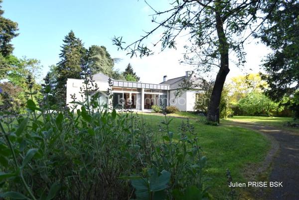 Idéalement située au centre de CHATEAUBOURG, à environ 20 minutes de RENNES, venez découvrir cette grande maison édifiée dans un parc arboré d'environ 3000m². A proximité immédiate des commerces, écoles, gare SNCF, maison de soins, tout est accessible rapidement et facilement.

Profitant d’une pièce de vie exposée sud, à la dimension rare, d’environ 70m², particulièrement lumineuse, notamment grâce aux puits de lumières existants, vous profiterez d’un accès direct sur le grand jardin, arboré, au calme, et en impasse.
Tranquillité, sérénité sont accessibles, pour se détendre et profiter.

Cette belle maison, vous permettra d’accueillir famille et amis, dotée de 4 chambres, dont une suite parentale composée d’une chambre, un dressing, une salle d’eau avec douche à l’italienne. S’offre également à vous trois autres chambres, une salle de bain, et de deux WC séparés.
Une cuisine séparée, aménagée et équipée, dotée d’un plan de travail en marbre vous permettra de concocter de bons petits plats pour réunir famille et amis.

Cet ensemble habitable est posé sur un sous-sol tout aussi conséquent, ce sont environ 200m² qui s’offrent à vous ! Un vaste garage pouvant accueillir deux véhicules en enfilade, les volumes complémentaires pouvant correspondre à différents besoins, espace de jeux, de détente, de projections cinématographiques… Mais aussi au besoin répondre à des attentes professionnelles, qu’elles soient libérales ou artisanales.

Désireux d’obtenir des informations complémentaires et réaliser une visite, n’attendez plus contacter, Julien PRISE au 06 18 96 86 23, afin de vous accompagner dans votre projet.
