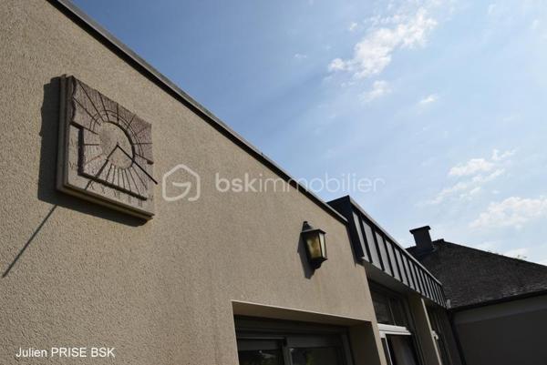 Idéalement située au centre de CHATEAUBOURG, à environ 20 minutes de RENNES, venez découvrir cette grande maison édifiée dans un parc arboré d'environ 3000m². A proximité immédiate des commerces, écoles, gare SNCF, maison de soins, tout est accessible rapidement et facilement.

Profitant d’une pièce de vie exposée sud, à la dimension rare, d’environ 70m², particulièrement lumineuse, notamment grâce aux puits de lumières existants, vous profiterez d’un accès direct sur le grand jardin, arboré, au calme, et en impasse.
Tranquillité, sérénité sont accessibles, pour se détendre et profiter.

Cette belle maison, vous permettra d’accueillir famille et amis, dotée de 4 chambres, dont une suite parentale composée d’une chambre, un dressing, une salle d’eau avec douche à l’italienne. S’offre également à vous trois autres chambres, une salle de bain, et de deux WC séparés.
Une cuisine séparée, aménagée et équipée, dotée d’un plan de travail en marbre vous permettra de concocter de bons petits plats pour réunir famille et amis.

Cet ensemble habitable est posé sur un sous-sol tout aussi conséquent, ce sont environ 200m² qui s’offrent à vous ! Un vaste garage pouvant accueillir deux véhicules en enfilade, les volumes complémentaires pouvant correspondre à différents besoins, espace de jeux, de détente, de projections cinématographiques… Mais aussi au besoin répondre à des attentes professionnelles, qu’elles soient libérales ou artisanales.

Désireux d’obtenir des informations complémentaires et réaliser une visite, n’attendez plus contacter, Julien PRISE au 06 18 96 86 23, afin de vous accompagner dans votre projet.