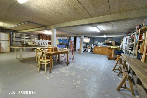 Idéalement située au centre de CHATEAUBOURG, à environ 20 minutes de RENNES, venez découvrir cette grande maison édifiée dans un parc arboré d'environ 3000m². A proximité immédiate des commerces, écoles, gare SNCF, maison de soins, tout est accessible rapidement et facilement.

Profitant d’une pièce de vie exposée sud, à la dimension rare, d’environ 70m², particulièrement lumineuse, notamment grâce aux puits de lumières existants, vous profiterez d’un accès direct sur le grand jardin, arboré, au calme, et en impasse.
Tranquillité, sérénité sont accessibles, pour se détendre et profiter.

Cette belle maison, vous permettra d’accueillir famille et amis, dotée de 4 chambres, dont une suite parentale composée d’une chambre, un dressing, une salle d’eau avec douche à l’italienne. S’offre également à vous trois autres chambres, une salle de bain, et de deux WC séparés.
Une cuisine séparée, aménagée et équipée, dotée d’un plan de travail en marbre vous permettra de concocter de bons petits plats pour réunir famille et amis.

Cet ensemble habitable est posé sur un sous-sol tout aussi conséquent, ce sont environ 200m² qui s’offrent à vous ! Un vaste garage pouvant accueillir deux véhicules en enfilade, les volumes complémentaires pouvant correspondre à différents besoins, espace de jeux, de détente, de projections cinématographiques… Mais aussi au besoin répondre à des attentes professionnelles, qu’elles soient libérales ou artisanales.

Désireux d’obtenir des informations complémentaires et réaliser une visite, n’attendez plus contacter, Julien PRISE au 06 18 96 86 23, afin de vous accompagner dans votre projet.