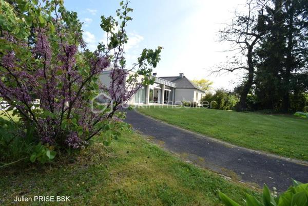 Idéalement située au centre de CHATEAUBOURG, à environ 20 minutes de RENNES, venez découvrir cette grande maison édifiée dans un parc arboré d'environ 3000m². A proximité immédiate des commerces, écoles, gare SNCF, maison de soins, tout est accessible rapidement et facilement.

Profitant d’une pièce de vie exposée sud, à la dimension rare, d’environ 70m², particulièrement lumineuse, notamment grâce aux puits de lumières existants, vous profiterez d’un accès direct sur le grand jardin, arboré, au calme, et en impasse.
Tranquillité, sérénité sont accessibles, pour se détendre et profiter.

Cette belle maison, vous permettra d’accueillir famille et amis, dotée de 4 chambres, dont une suite parentale composée d’une chambre, un dressing, une salle d’eau avec douche à l’italienne. S’offre également à vous trois autres chambres, une salle de bain, et de deux WC séparés.
Une cuisine séparée, aménagée et équipée, dotée d’un plan de travail en marbre vous permettra de concocter de bons petits plats pour réunir famille et amis.

Cet ensemble habitable est posé sur un sous-sol tout aussi conséquent, ce sont environ 200m² qui s’offrent à vous ! Un vaste garage pouvant accueillir deux véhicules en enfilade, les volumes complémentaires pouvant correspondre à différents besoins, espace de jeux, de détente, de projections cinématographiques… Mais aussi au besoin répondre à des attentes professionnelles, qu’elles soient libérales ou artisanales.

Désireux d’obtenir des informations complémentaires et réaliser une visite, n’attendez plus contacter, Julien PRISE au 06 18 96 86 23, afin de vous accompagner dans votre projet.