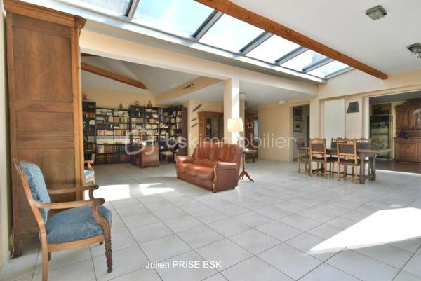 Idéalement située au centre de CHATEAUBOURG, à environ 20 minutes de RENNES, venez découvrir cette grande maison édifiée dans un parc arboré d'environ 3000m². A proximité immédiate des commerces, écoles, gare SNCF, maison de soins, tout est accessible rapidement et facilement.

Profitant d’une pièce de vie exposée sud, à la dimension rare, d’environ 70m², particulièrement lumineuse, notamment grâce aux puits de lumières existants, vous profiterez d’un accès direct sur le grand jardin, arboré, au calme, et en impasse.
Tranquillité, sérénité sont accessibles, pour se détendre et profiter.

Cette belle maison, vous permettra d’accueillir famille et amis, dotée de 4 chambres, dont une suite parentale composée d’une chambre, un dressing, une salle d’eau avec douche à l’italienne. S’offre également à vous trois autres chambres, une salle de bain, et de deux WC séparés.
Une cuisine séparée, aménagée et équipée, dotée d’un plan de travail en marbre vous permettra de concocter de bons petits plats pour réunir famille et amis.

Cet ensemble habitable est posé sur un sous-sol tout aussi conséquent, ce sont environ 200m² qui s’offrent à vous ! Un vaste garage pouvant accueillir deux véhicules en enfilade, les volumes complémentaires pouvant correspondre à différents besoins, espace de jeux, de détente, de projections cinématographiques… Mais aussi au besoin répondre à des attentes professionnelles, qu’elles soient libérales ou artisanales.

Désireux d’obtenir des informations complémentaires et réaliser une visite, n’attendez plus contacter, Julien PRISE au 06 18 96 86 23, afin de vous accompagner dans votre projet.