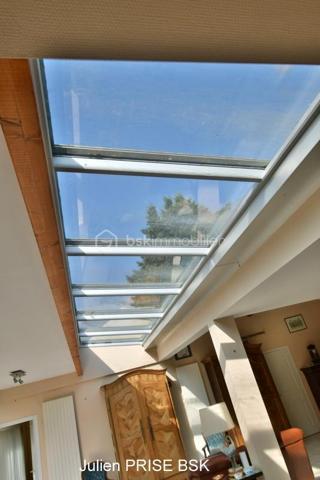 Idéalement située au centre de CHATEAUBOURG, à environ 20 minutes de RENNES, venez découvrir cette grande maison édifiée dans un parc arboré d'environ 3000m². A proximité immédiate des commerces, écoles, gare SNCF, maison de soins, tout est accessible rapidement et facilement.

Profitant d’une pièce de vie exposée sud, à la dimension rare, d’environ 70m², particulièrement lumineuse, notamment grâce aux puits de lumières existants, vous profiterez d’un accès direct sur le grand jardin, arboré, au calme, et en impasse.
Tranquillité, sérénité sont accessibles, pour se détendre et profiter.

Cette belle maison, vous permettra d’accueillir famille et amis, dotée de 4 chambres, dont une suite parentale composée d’une chambre, un dressing, une salle d’eau avec douche à l’italienne. S’offre également à vous trois autres chambres, une salle de bain, et de deux WC séparés.
Une cuisine séparée, aménagée et équipée, dotée d’un plan de travail en marbre vous permettra de concocter de bons petits plats pour réunir famille et amis.

Cet ensemble habitable est posé sur un sous-sol tout aussi conséquent, ce sont environ 200m² qui s’offrent à vous ! Un vaste garage pouvant accueillir deux véhicules en enfilade, les volumes complémentaires pouvant correspondre à différents besoins, espace de jeux, de détente, de projections cinématographiques… Mais aussi au besoin répondre à des attentes professionnelles, qu’elles soient libérales ou artisanales.

Désireux d’obtenir des informations complémentaires et réaliser une visite, n’attendez plus contacter, Julien PRISE au 06 18 96 86 23, afin de vous accompagner dans votre projet.