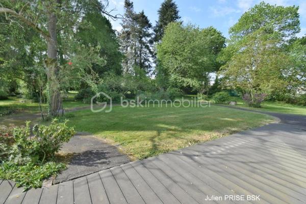 Idéalement située au centre de CHATEAUBOURG, à environ 20 minutes de RENNES, venez découvrir cette grande maison édifiée dans un parc arboré d'environ 3000m². A proximité immédiate des commerces, écoles, gare SNCF, maison de soins, tout est accessible rapidement et facilement.

Profitant d’une pièce de vie exposée sud, à la dimension rare, d’environ 70m², particulièrement lumineuse, notamment grâce aux puits de lumières existants, vous profiterez d’un accès direct sur le grand jardin, arboré, au calme, et en impasse.
Tranquillité, sérénité sont accessibles, pour se détendre et profiter.

Cette belle maison, vous permettra d’accueillir famille et amis, dotée de 4 chambres, dont une suite parentale composée d’une chambre, un dressing, une salle d’eau avec douche à l’italienne. S’offre également à vous trois autres chambres, une salle de bain, et de deux WC séparés.
Une cuisine séparée, aménagée et équipée, dotée d’un plan de travail en marbre vous permettra de concocter de bons petits plats pour réunir famille et amis.

Cet ensemble habitable est posé sur un sous-sol tout aussi conséquent, ce sont environ 200m² qui s’offrent à vous ! Un vaste garage pouvant accueillir deux véhicules en enfilade, les volumes complémentaires pouvant correspondre à différents besoins, espace de jeux, de détente, de projections cinématographiques… Mais aussi au besoin répondre à des attentes professionnelles, qu’elles soient libérales ou artisanales.

Désireux d’obtenir des informations complémentaires et réaliser une visite, n’attendez plus contacter, Julien PRISE au 06 18 96 86 23, afin de vous accompagner dans votre projet.