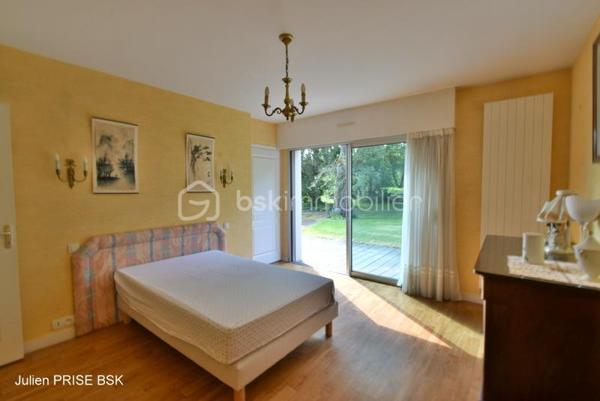 Idéalement située au centre de CHATEAUBOURG, à environ 20 minutes de RENNES, venez découvrir cette grande maison édifiée dans un parc arboré d'environ 3000m². A proximité immédiate des commerces, écoles, gare SNCF, maison de soins, tout est accessible rapidement et facilement.

Profitant d’une pièce de vie exposée sud, à la dimension rare, d’environ 70m², particulièrement lumineuse, notamment grâce aux puits de lumières existants, vous profiterez d’un accès direct sur le grand jardin, arboré, au calme, et en impasse.
Tranquillité, sérénité sont accessibles, pour se détendre et profiter.

Cette belle maison, vous permettra d’accueillir famille et amis, dotée de 4 chambres, dont une suite parentale composée d’une chambre, un dressing, une salle d’eau avec douche à l’italienne. S’offre également à vous trois autres chambres, une salle de bain, et de deux WC séparés.
Une cuisine séparée, aménagée et équipée, dotée d’un plan de travail en marbre vous permettra de concocter de bons petits plats pour réunir famille et amis.

Cet ensemble habitable est posé sur un sous-sol tout aussi conséquent, ce sont environ 200m² qui s’offrent à vous ! Un vaste garage pouvant accueillir deux véhicules en enfilade, les volumes complémentaires pouvant correspondre à différents besoins, espace de jeux, de détente, de projections cinématographiques… Mais aussi au besoin répondre à des attentes professionnelles, qu’elles soient libérales ou artisanales.

Désireux d’obtenir des informations complémentaires et réaliser une visite, n’attendez plus contacter, Julien PRISE au 06 18 96 86 23, afin de vous accompagner dans votre projet.