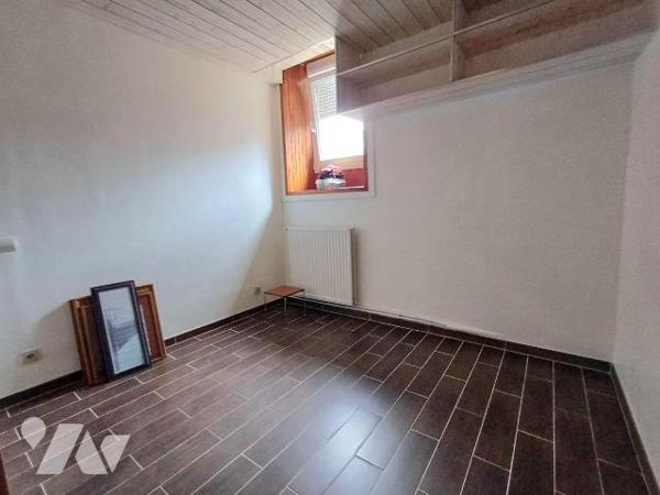 Appartement, au CENTRE DE GUIDEL d'une superficie de 59 m², comprenant:  entrée avec placard, s...