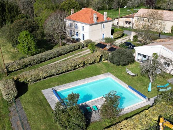 Maison familiale avec piscine et grange indépendante