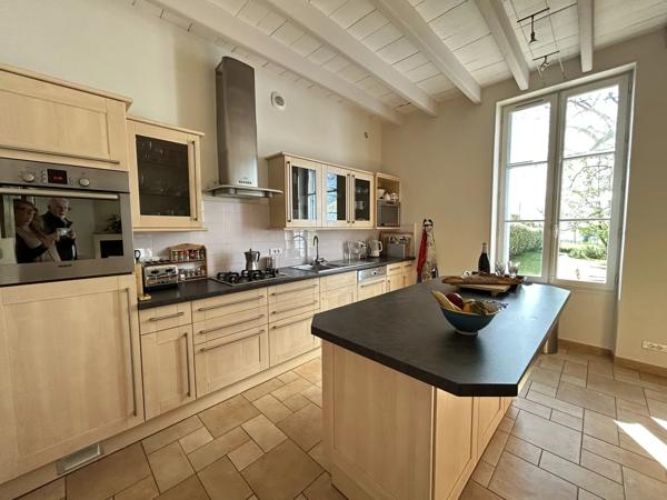 Maison familiale avec piscine et grange indépendante