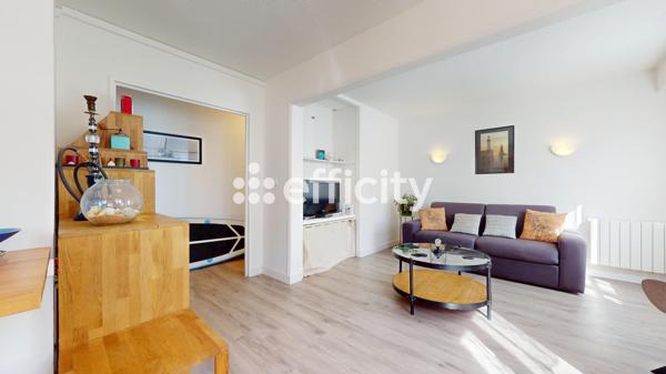 Appartement
         2 pièces
        - 50 m² 225 000 € *