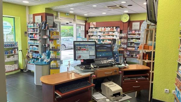 Local commercial composé d'une pharmacie en location