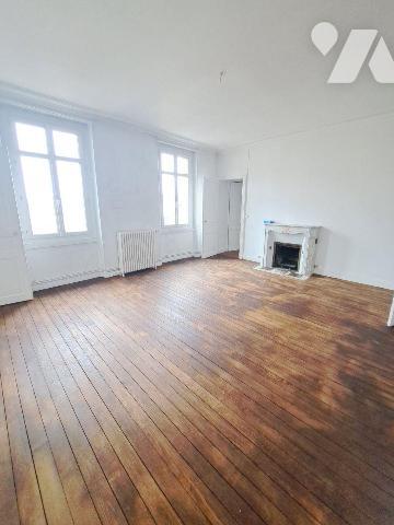 LE MANS HYPER CENTRE - BANQUE DE FRANCE - JACOBINS
Dans immeuble Haussmannien, appartement au ...