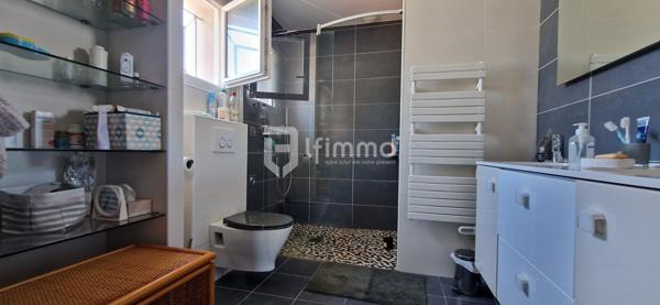 Maison individuelle de plain-pied avec garage et piscine