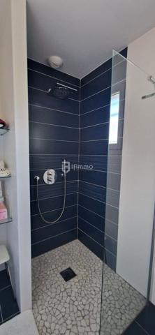 Maison individuelle de plain-pied avec garage et piscine