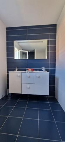 Maison individuelle de plain-pied avec garage et piscine