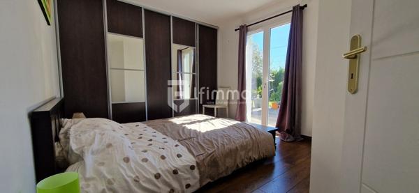 Maison individuelle de plain-pied avec garage et piscine