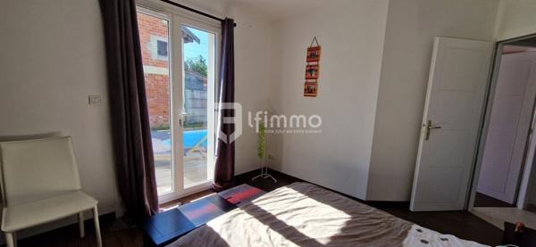 Maison individuelle de plain-pied avec garage et piscine