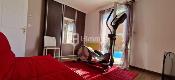 Maison individuelle de plain-pied avec garage et piscine