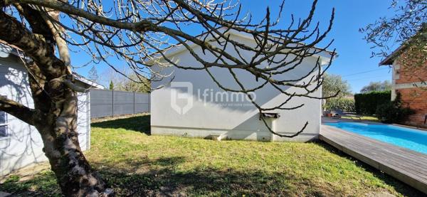 Maison individuelle de plain-pied avec garage et piscine