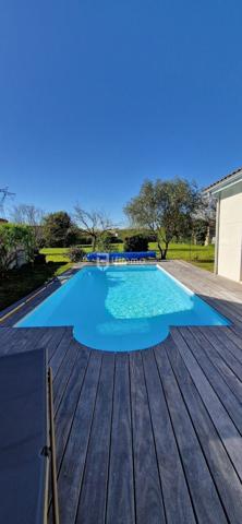 Maison individuelle de plain-pied avec garage et piscine