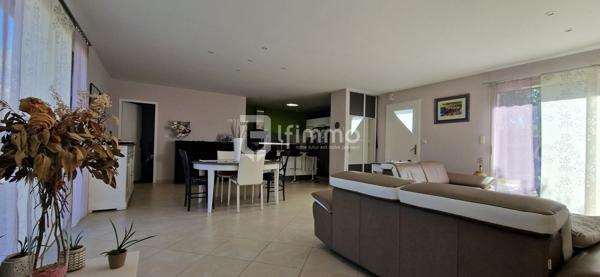 Maison individuelle de plain-pied avec garage et piscine